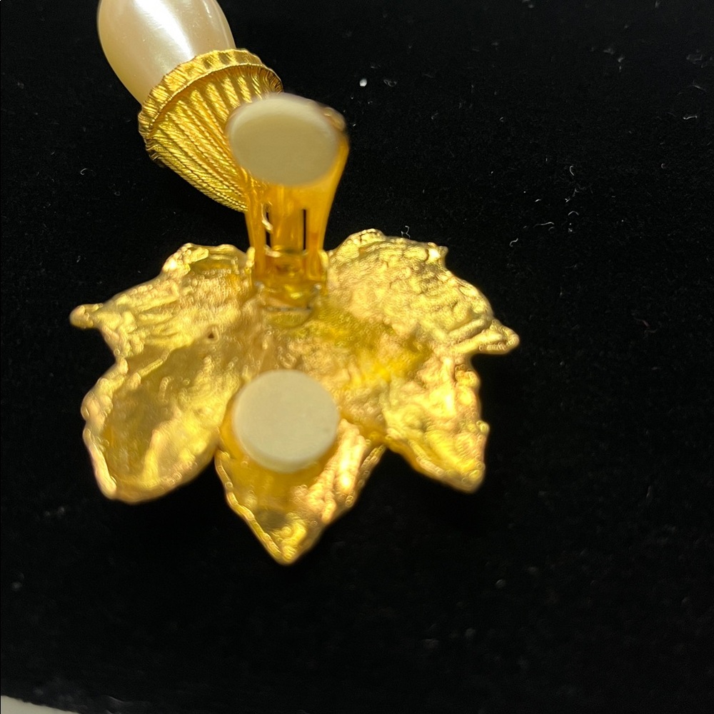 CAROLINE GRAVES VINTAGE Event Evening Gold Leaf Pearl Drop Clip-On Earrings - Picture 11 of 14